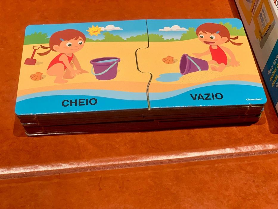 Caixa com 24 peças de puzzle - O jogo dos contrarios