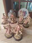 Estatuetas, pote e prato