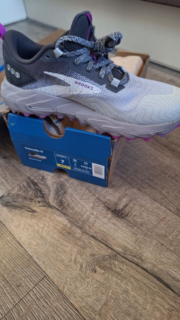 Brooks cascadia 17 кросівки жіночі