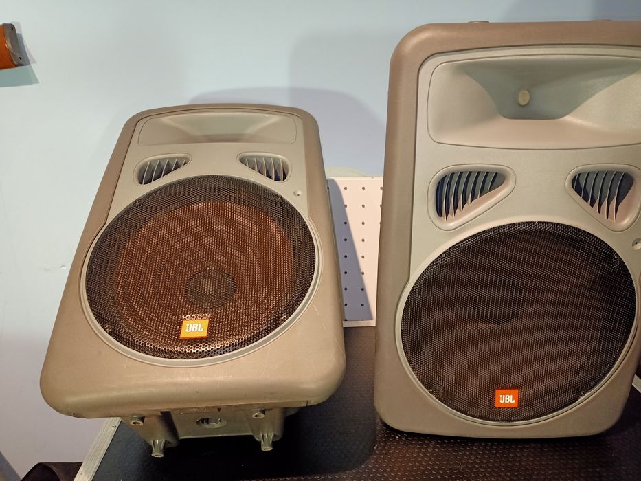 Kolumny aktywne JBL EON z pokrowcami