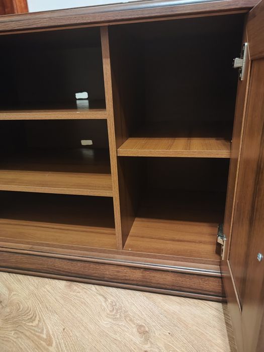 Szafka RTV / półka pod telewizor – klasyczna, drewniana, solidna