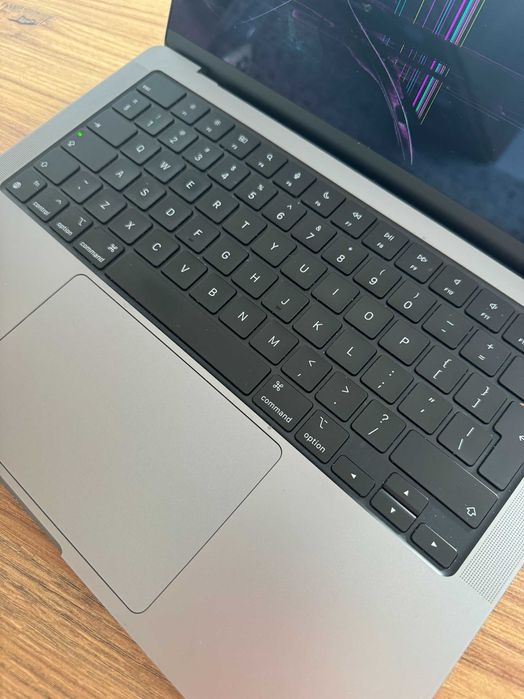 Macbook Pro M2 16gb / 1T - A 2779 ( uszkodzona matryca )
