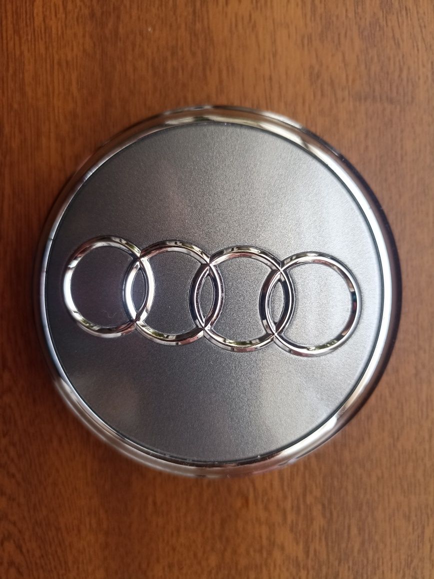 Оригінальні ковпачки заглушки на литі диски Audi 4L0601170