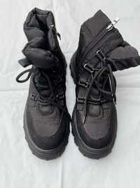 Жіночі, чорні чоботи з утепленням і водовідштовхуючим покриттям