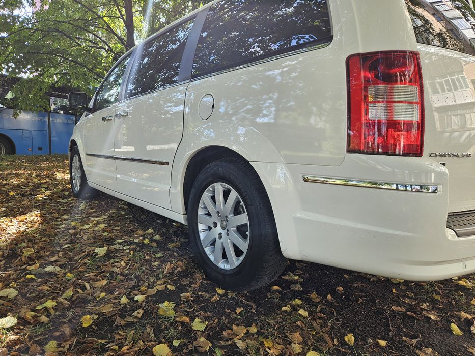Chrysler Grand Voyager 2009 рік 2.8 дизель автомат 7 місць для військо