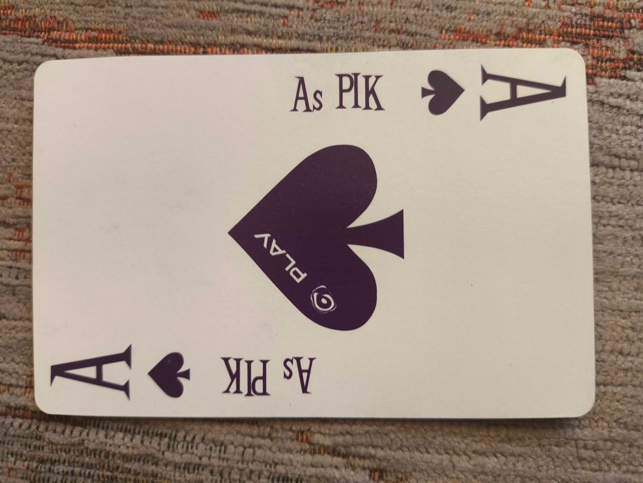 Ciekawe karty do gry, papierowe z logo Play