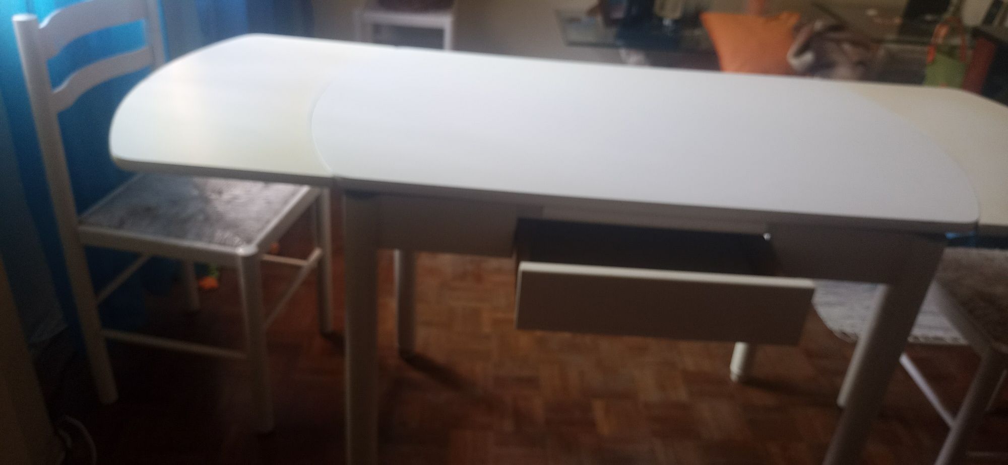 Mesa branca extensível  com  quatro cadeiras de Cozinha