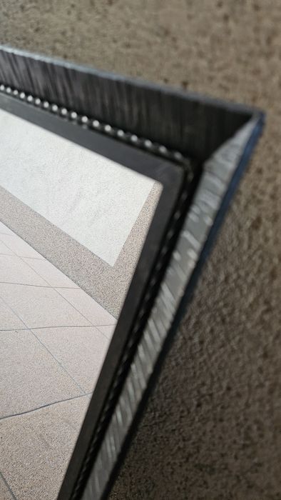 Lustro w metalowej ramie