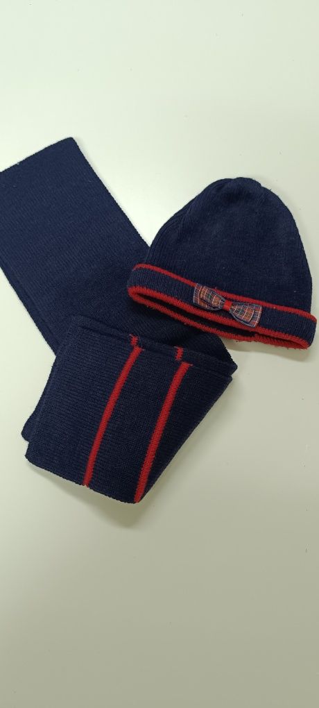 Conjunto de gorro e cachecol de criança azul escuro com laço