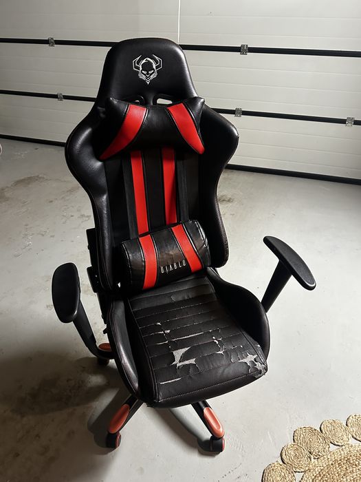 Fotel Gamingowy Diablo czarno-czerwony Używany Do renowacji