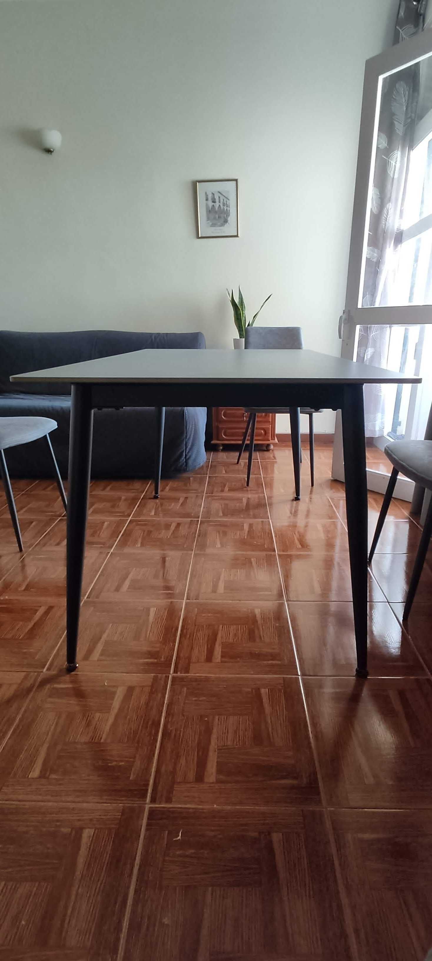 Mesa de sala com 4 cadeiras da Hôma como novas
