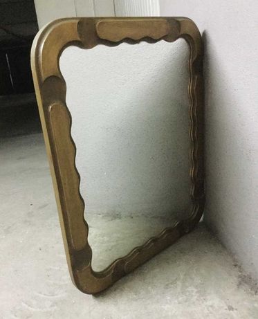 Espelho com moldura em madeira com reflexo excelente.