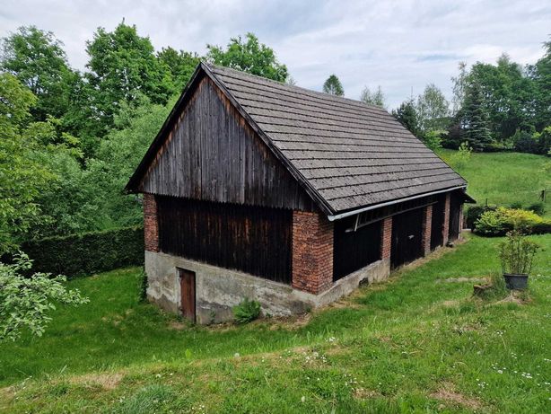 Stuletnia stodoła z betonową dachówką i cegłą