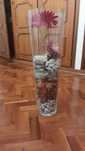 Vaso em Vidro decorativo com pedras e flores artificiais