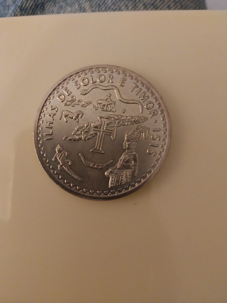 Moedas comemorativas de 100 e 200 escudosos