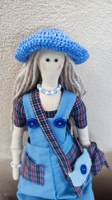 Lalka Tilda w ogrodniczkach