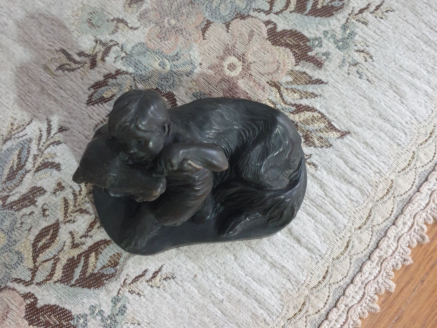 Rzeźba, figurka chłopiec z psem imitacja brązu