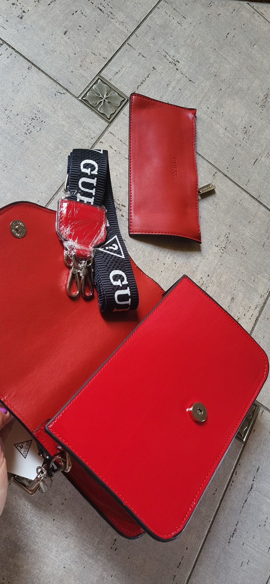 Śliczna czerwona torebka kuferek listonoszka lakierowana logo łańcuch