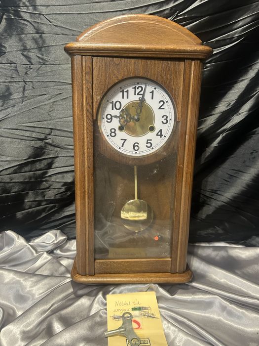 Zegar ścienny Metro – w drewnianej oprawie, z wahadłem