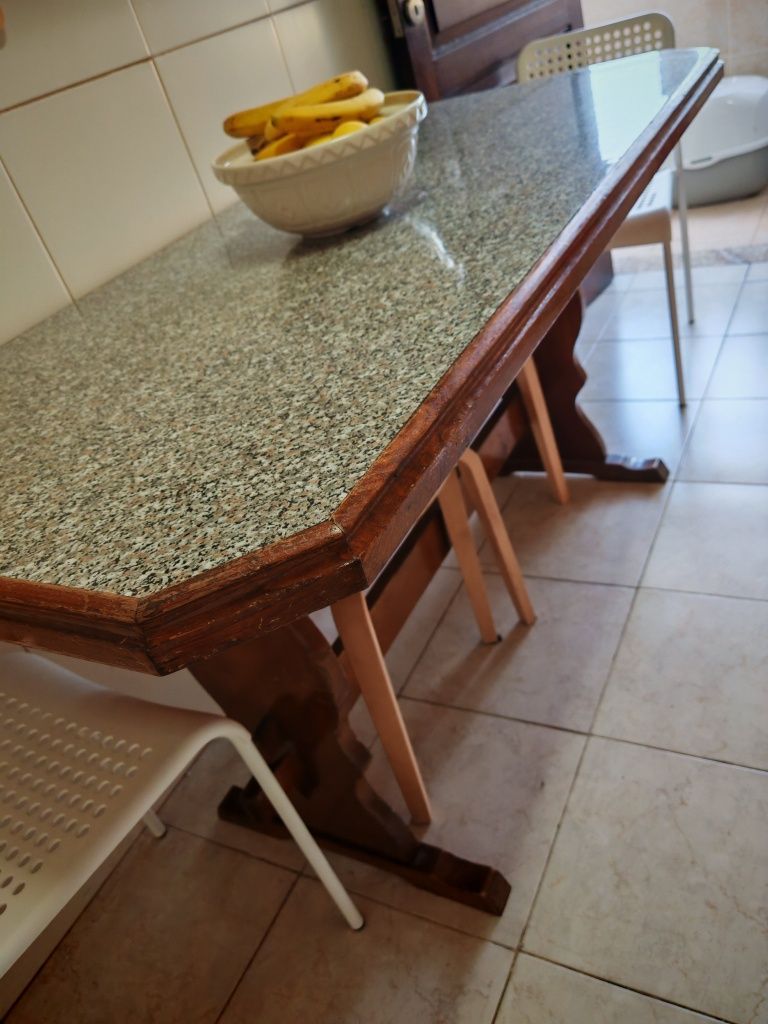 Mesa de cozinha em madeira maciça