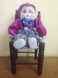Lalka z porcelany / lalka porcelanowa na krzesełku