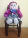 Lalka z porcelany / lalka porcelanowa na krzesełku