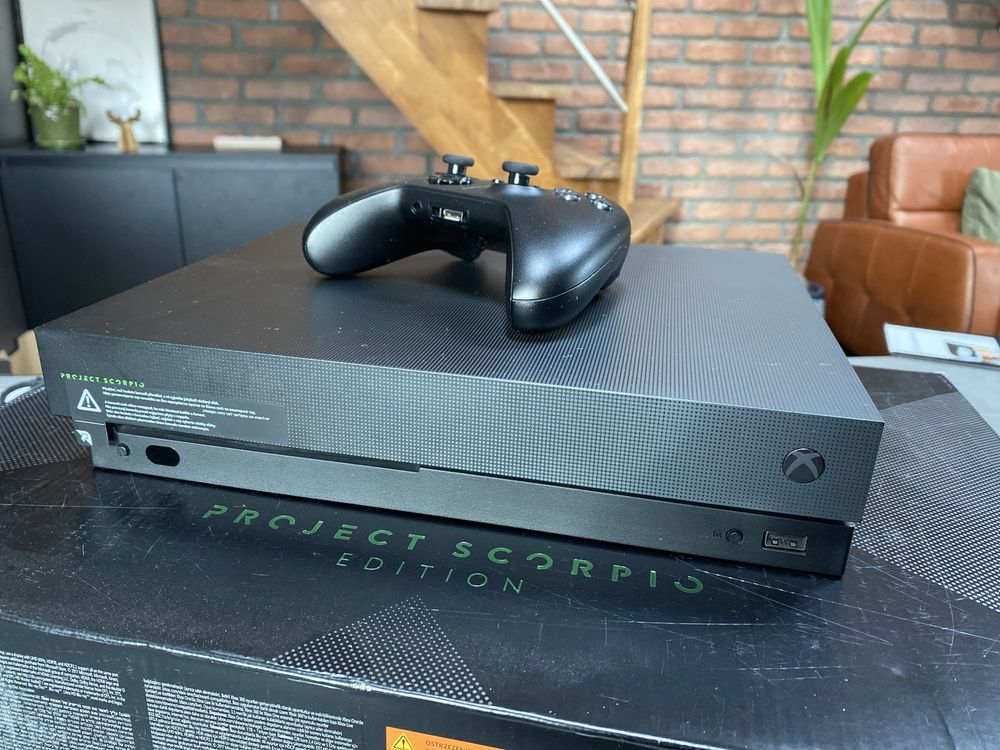 Xbox One X Project Scorpio Edition 1TB + podstawka + 6 gier + Gold