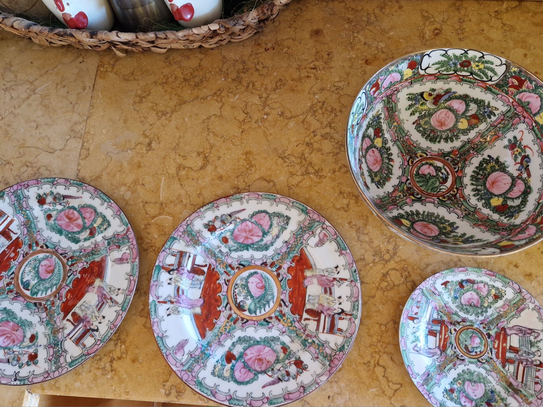 Porcelana de Macau,uma tigela grande,2 pratos grandes e um pequeno