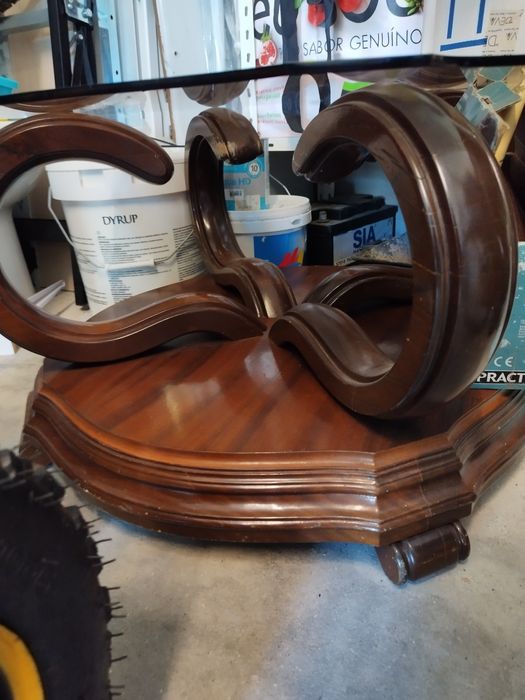 Mesa pequena em madeira com tampo de vidro