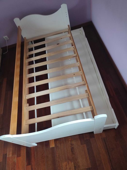 Szafa i komoda firmy Bellamy, drewniane łóżko z materacem