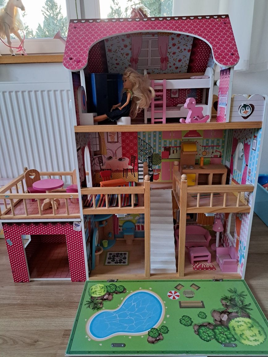 Duży drewniany domek dla Barbie.