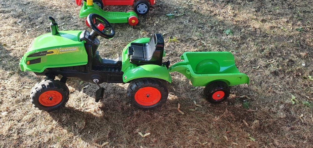Sprzedam traktorek z przyczepką oraz autko czerwone gratis hulajnoga