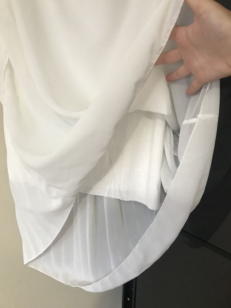 Blusa branca sem mangas com plissado