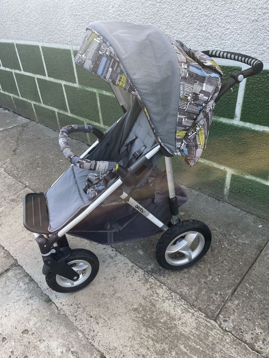 Прогулочна коляска