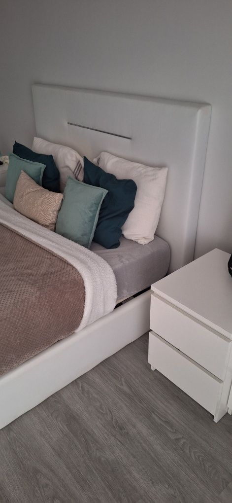 Cama de Casal com mesas de cabeceira e cómoda