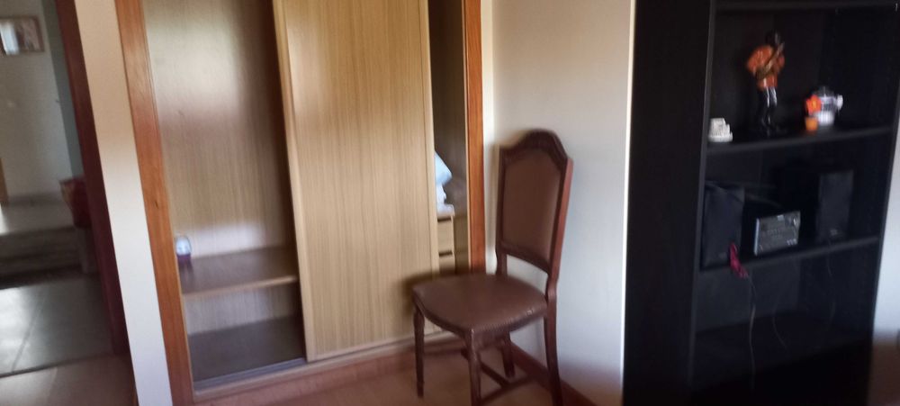 quarto mobilado c/janela