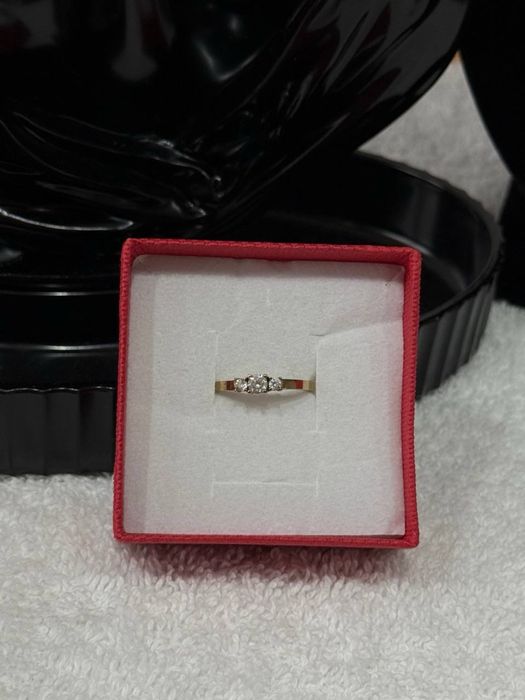 Złoty pierścionek 585, zaręczynowy, 3 kamienie, 1.2 g, rozmiar 8