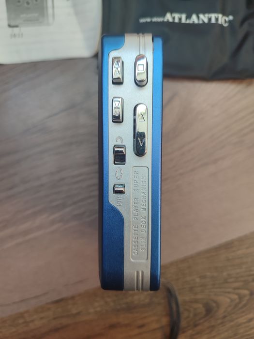 Кассетный аудио плеер с радио.