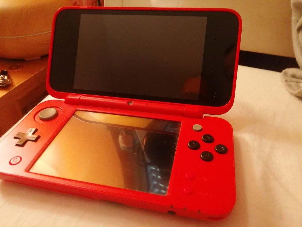 Nintendo 2DS XL edição pokeball.