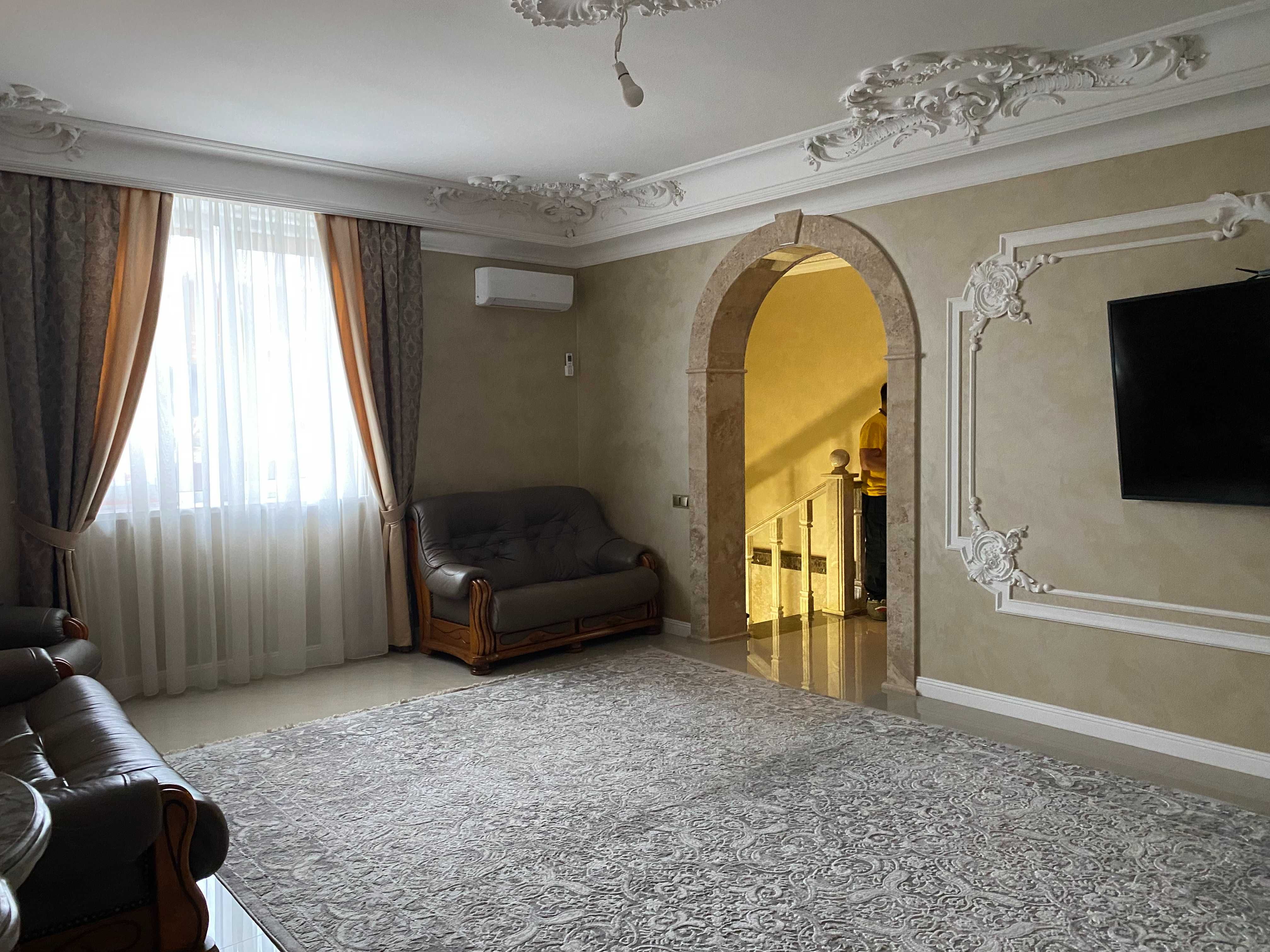 Продам 2 поверховий будинок з гаражем і ділянкою на 8 соток