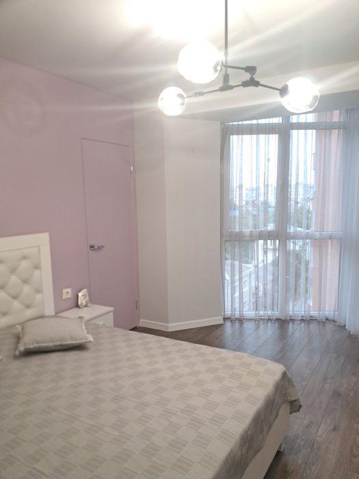 Продається  велика 1 кім.студія  р-н Новий  світсвіт