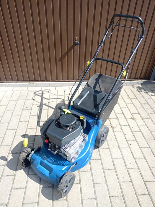 Kosiarka spalinowa z napędem i koszem