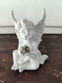 Mały biały siedzący aniołek wysokość 8 cm, figurka aniołka