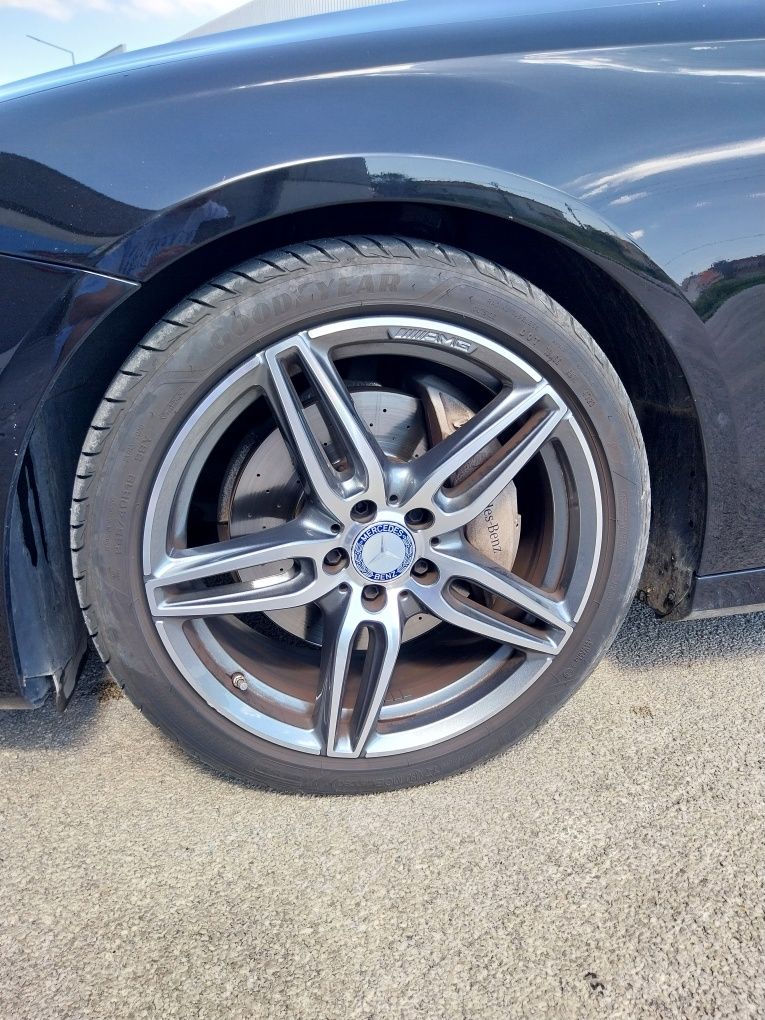 Mercedes-Benz E220d AMG 194cv  9G-TRONIC 
Transmissão: Caixa automátic