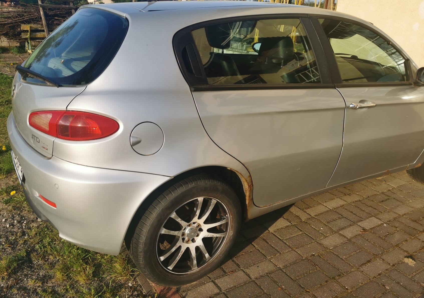 Alfa Romeo 147 1.9 JTD srebrna