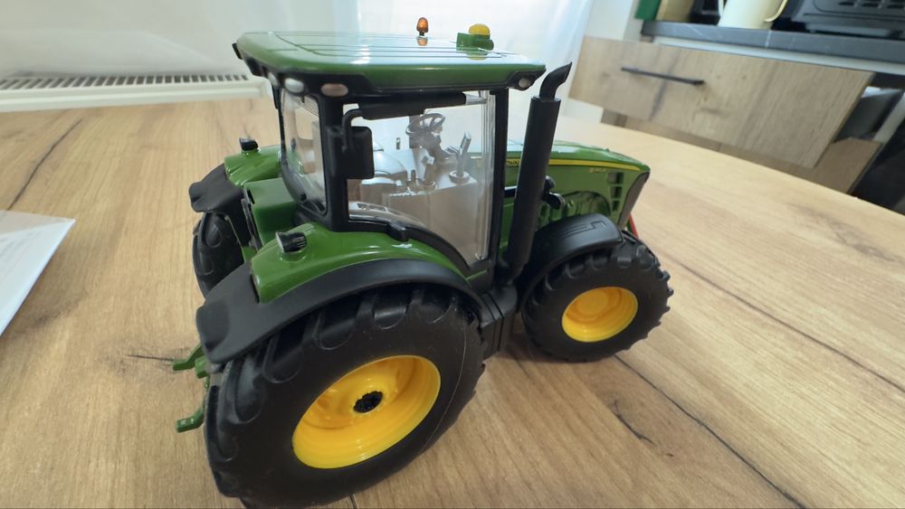 Traktor John Deere z przyczepa. Zdalnie sterowany, metalowy. Nowy