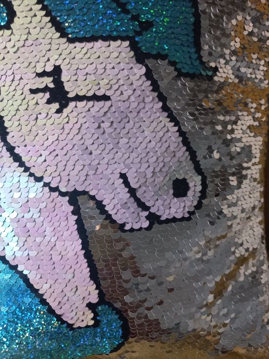 Almofada ,com figura do unicornio, toda em lantejoulas. Impecável.