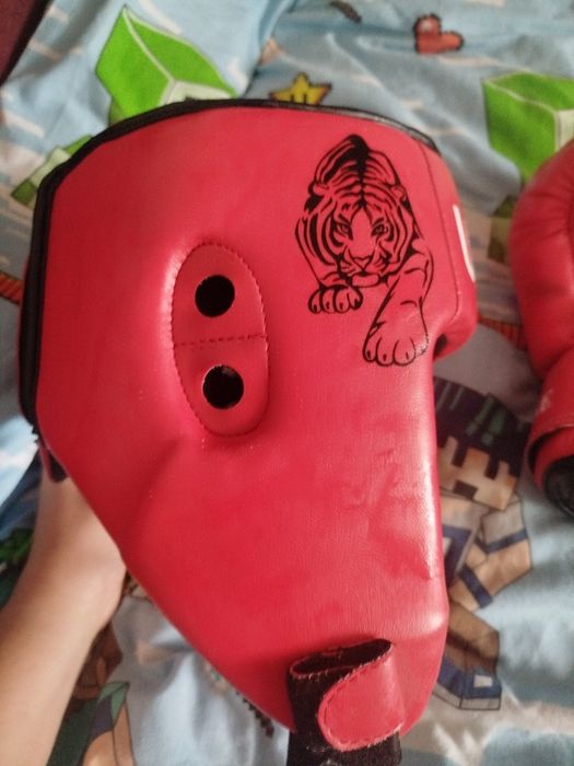 Продаю перчатки та шолом для боксу в чудовому стані.