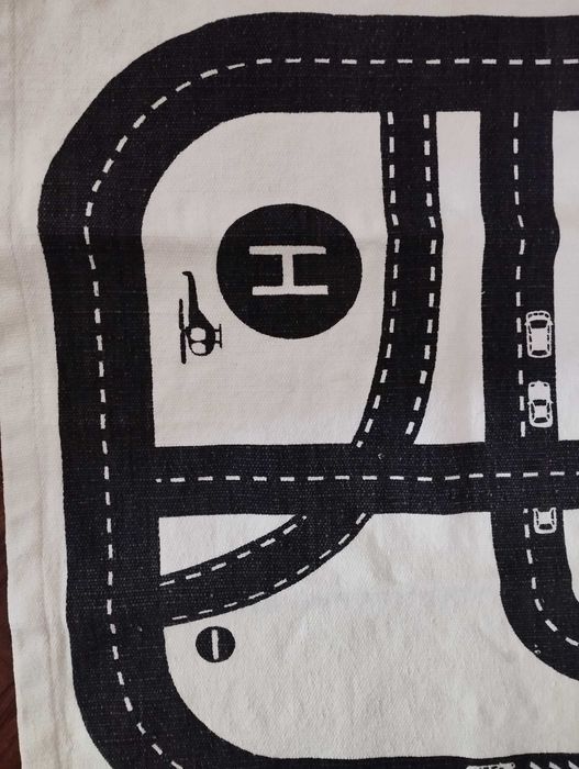 Tapete infantil H M motivo carros e estradas