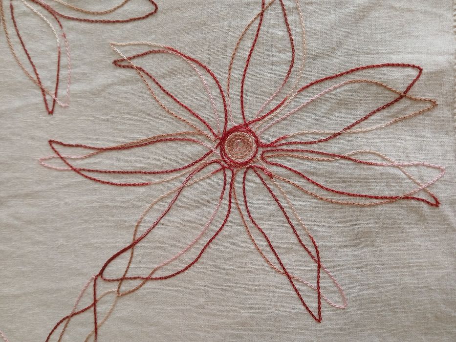 Caminho de mesa bordado com picô em renda